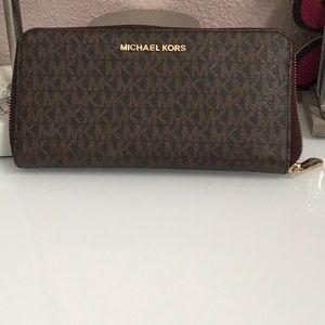 Michael kors signature wallet